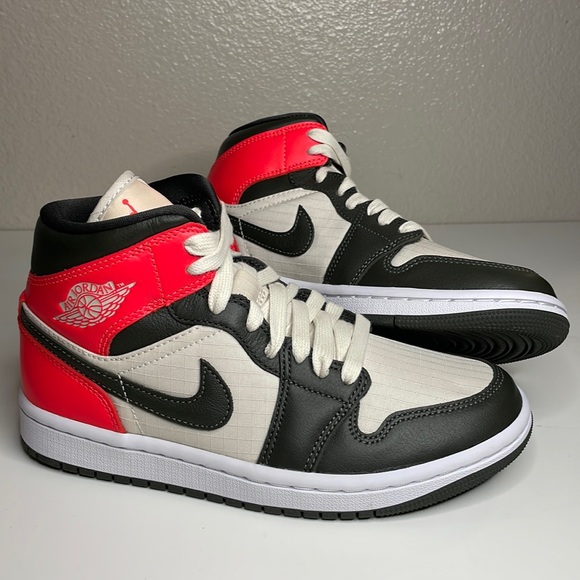 Woman’s air Jordan 1 Mid SE ‘Newsprint’ - Picture 1 of 7